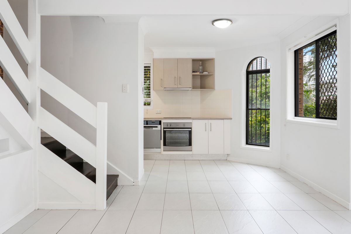 4 / 11 Orvieto Avenue, Mermaid Waters