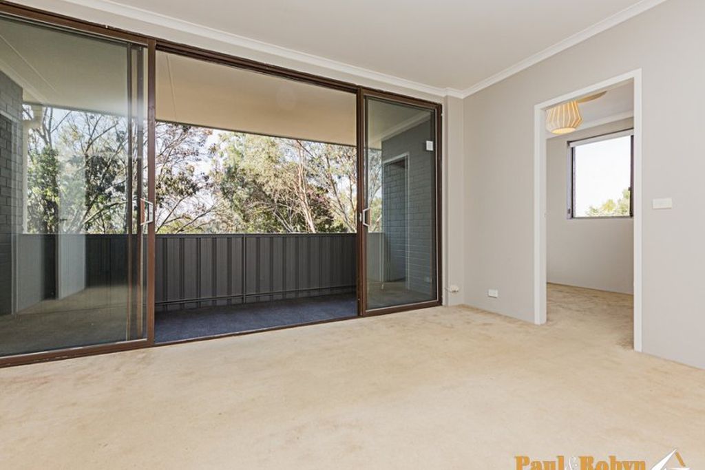 8 / 5 Hyndes Crescent, Holder