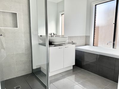 33 Rosewater Street, Manor Lakes