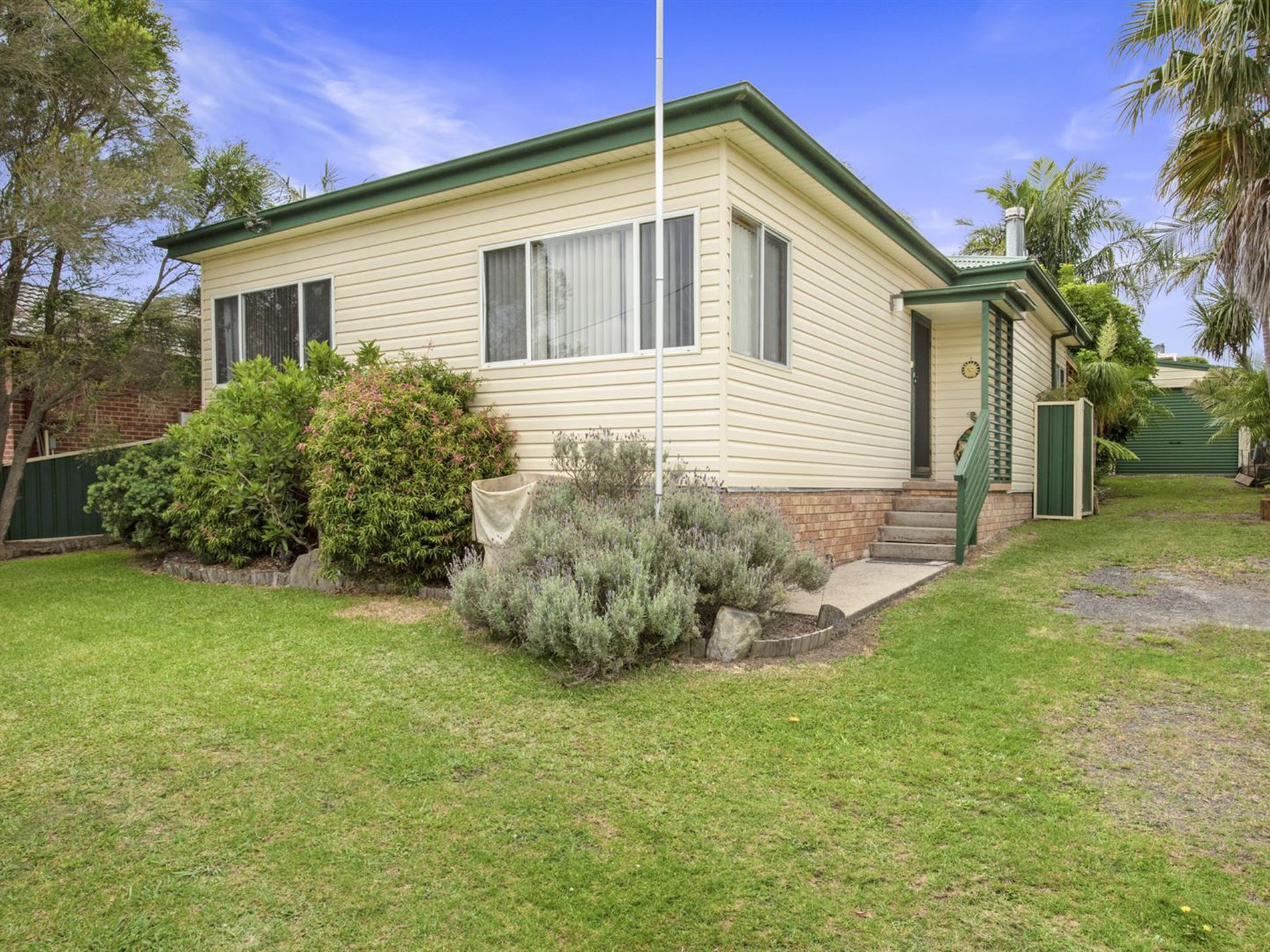 76 Princes Highway, Lake Tabourie