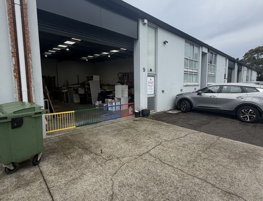 Warehouse in Popular Complex