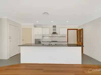 8 Manifera Close, Manor Lakes