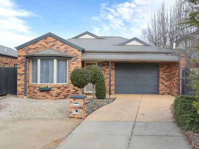 2/15 Cootamundra Court, Werribee