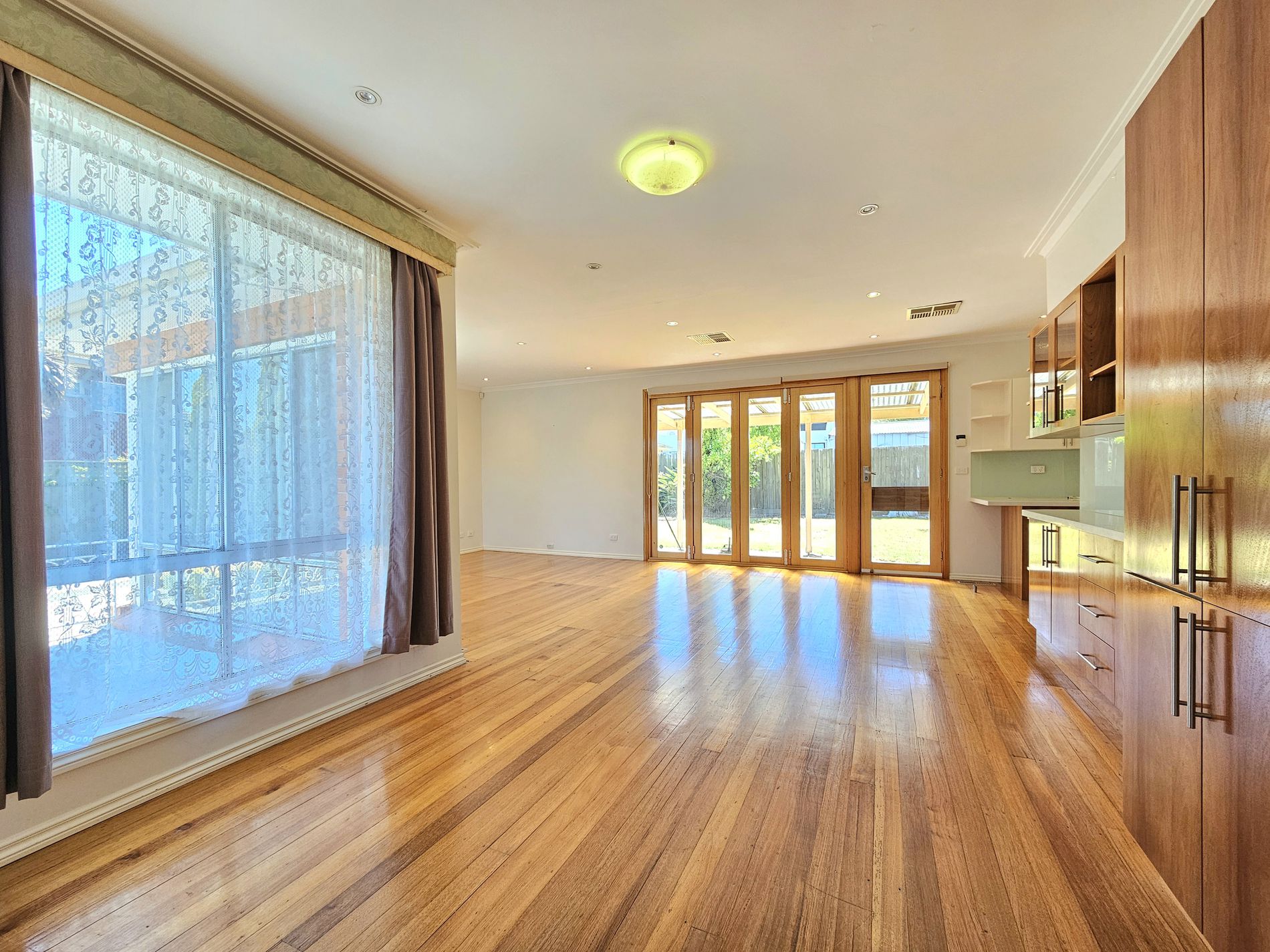 8 Paynes Road, Mount Waverley