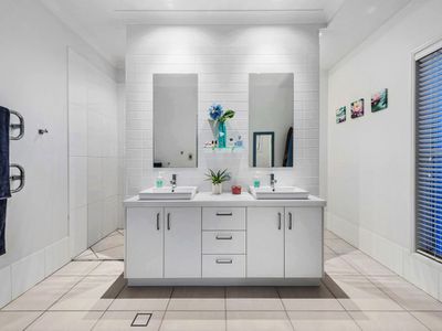 9 Senden Cr, Manly West