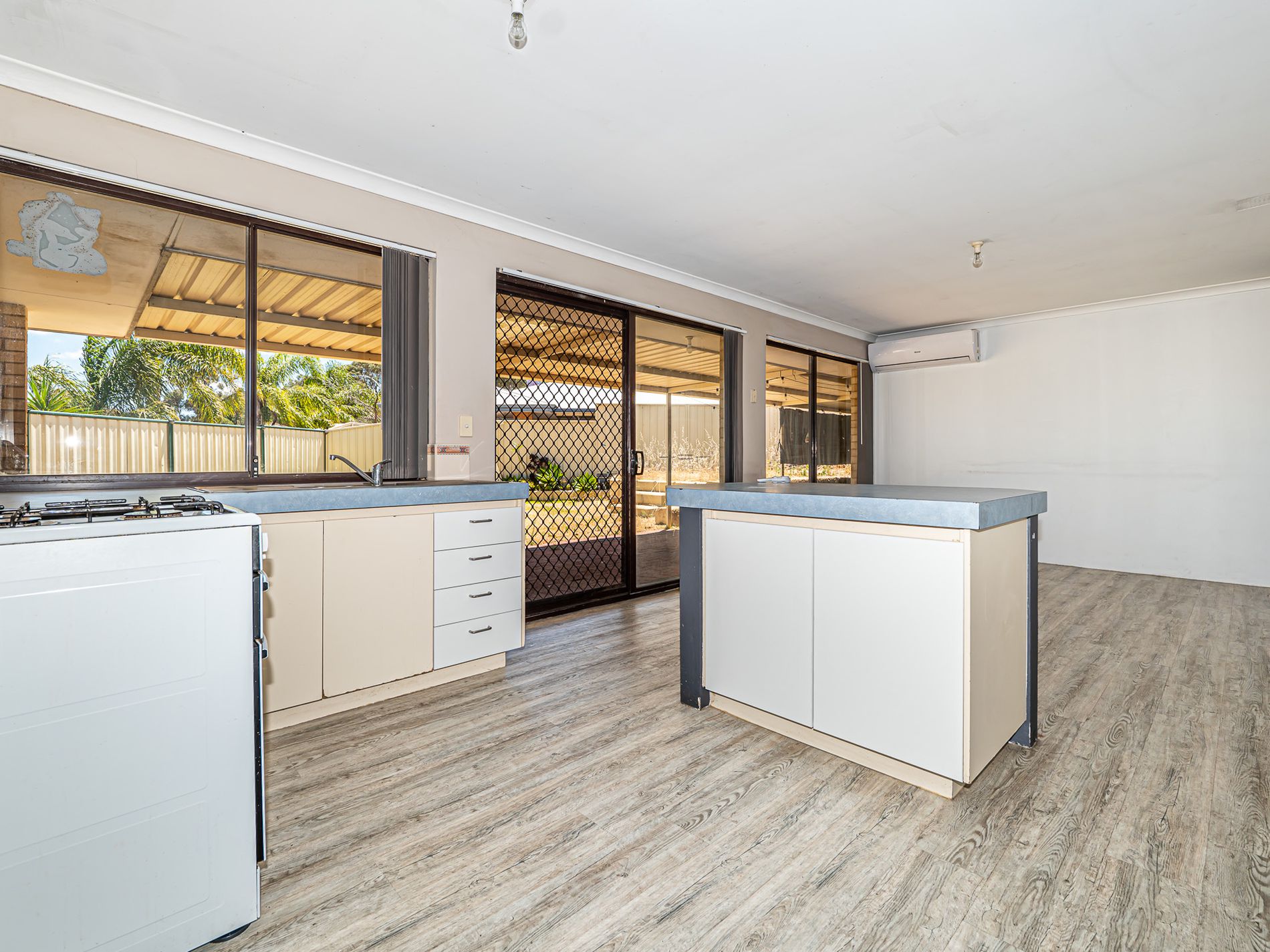 11 McNairn Cross, Leda