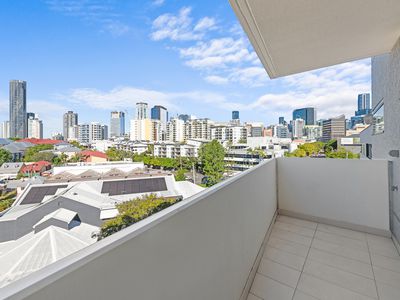 711 / 8 Dickens Street, Spring Hill