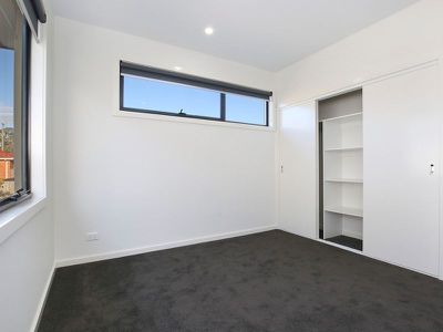 2/4 Dickens Avenue, Heidelberg Heights