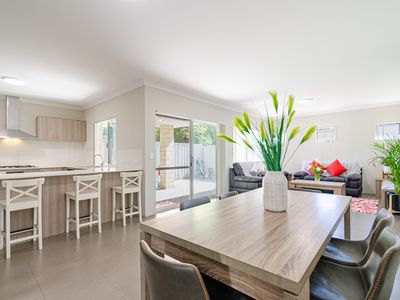 2 / 13 Thomas Way, Kardinya