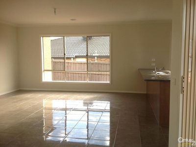 8 Devlin Place, Cranbourne North