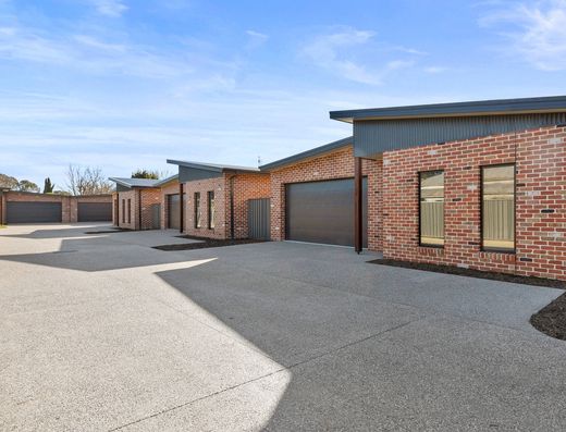 Bright, modern unit in the heart of town!