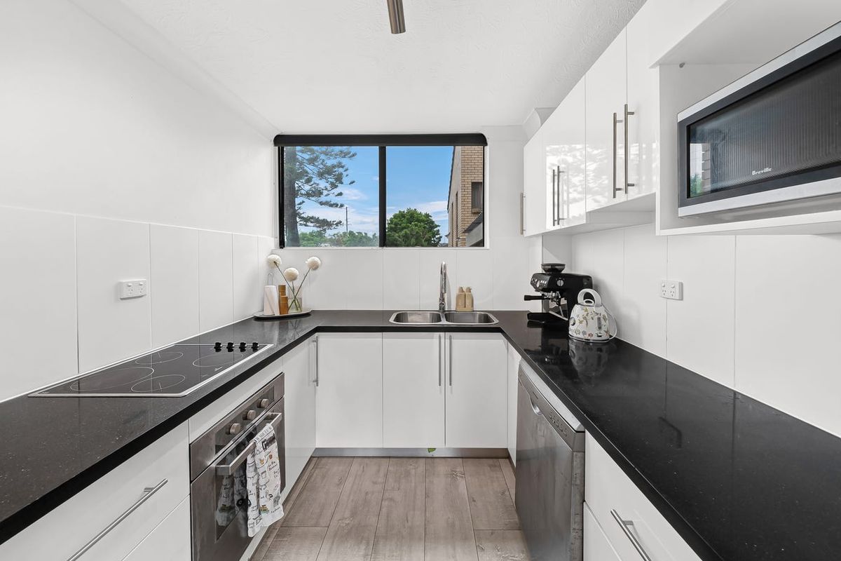 1 / 18 Sunshine Boulevard, Broadbeach Waters