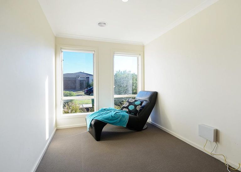 10 Cranbrook Circuit, Officer