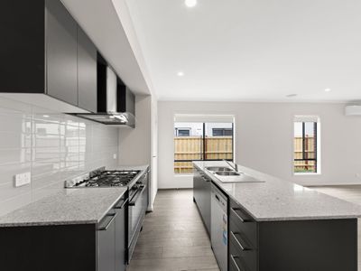 76 Lorikeet Circuit, Rockbank