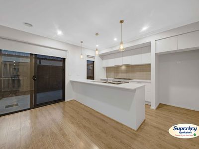 32 Chromite Circuit, Weir Views
