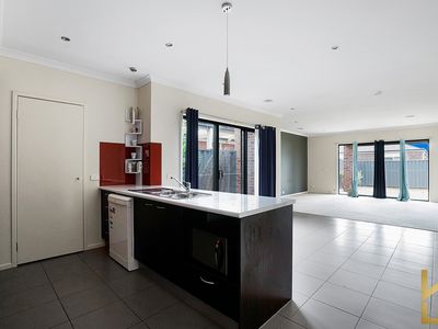16 Holloway Street, Manor Lakes