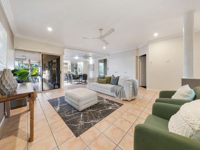 15 Blue Lake Court, Kirwan