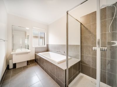 4 Outrigger Court, Point Cook