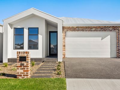 21 Hatter Circuit, Calderwood