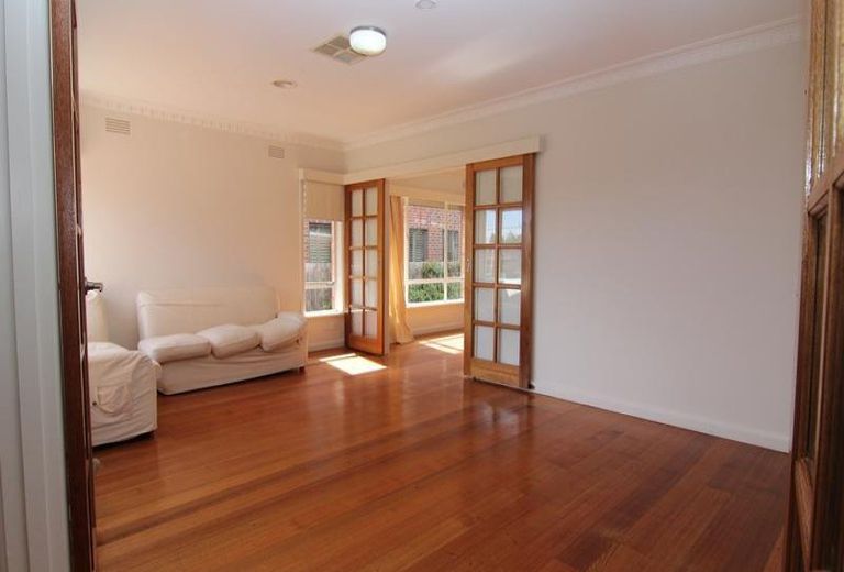 13 Sherwood Road, Mount Waverley
