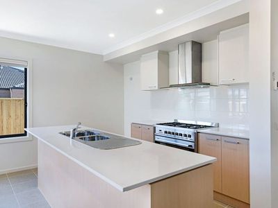 10 Fothergil Grove, Truganina