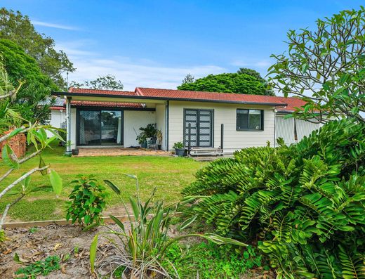 FOR RENT – $1,200/week
Resort-Style Living on Acreage – Pool, Shed, Solar, Space & Comfort