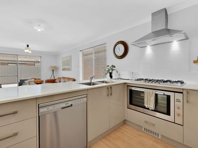 4 Golden Way, Piara Waters