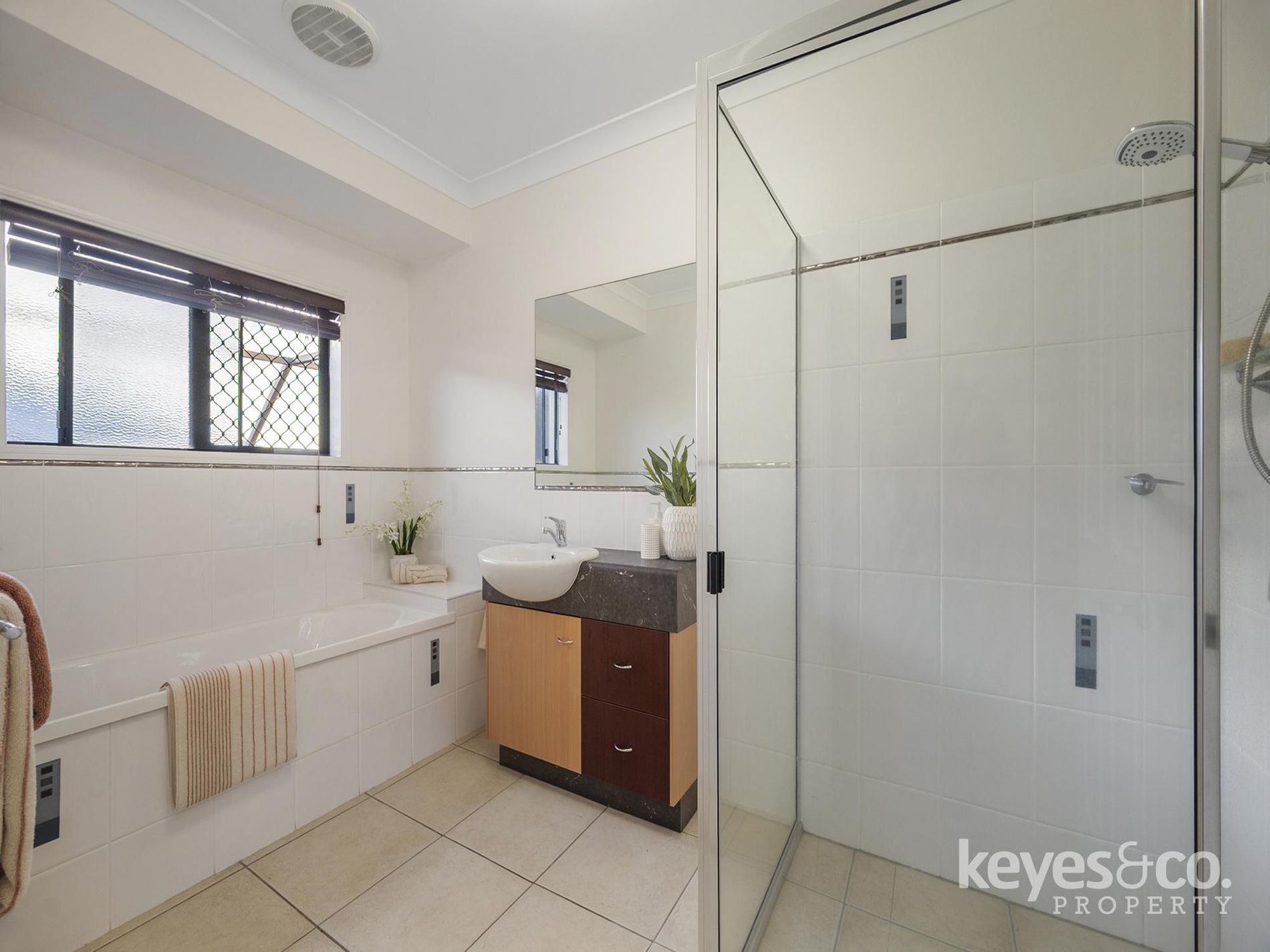 21-23 Warbler Crescent, Douglas