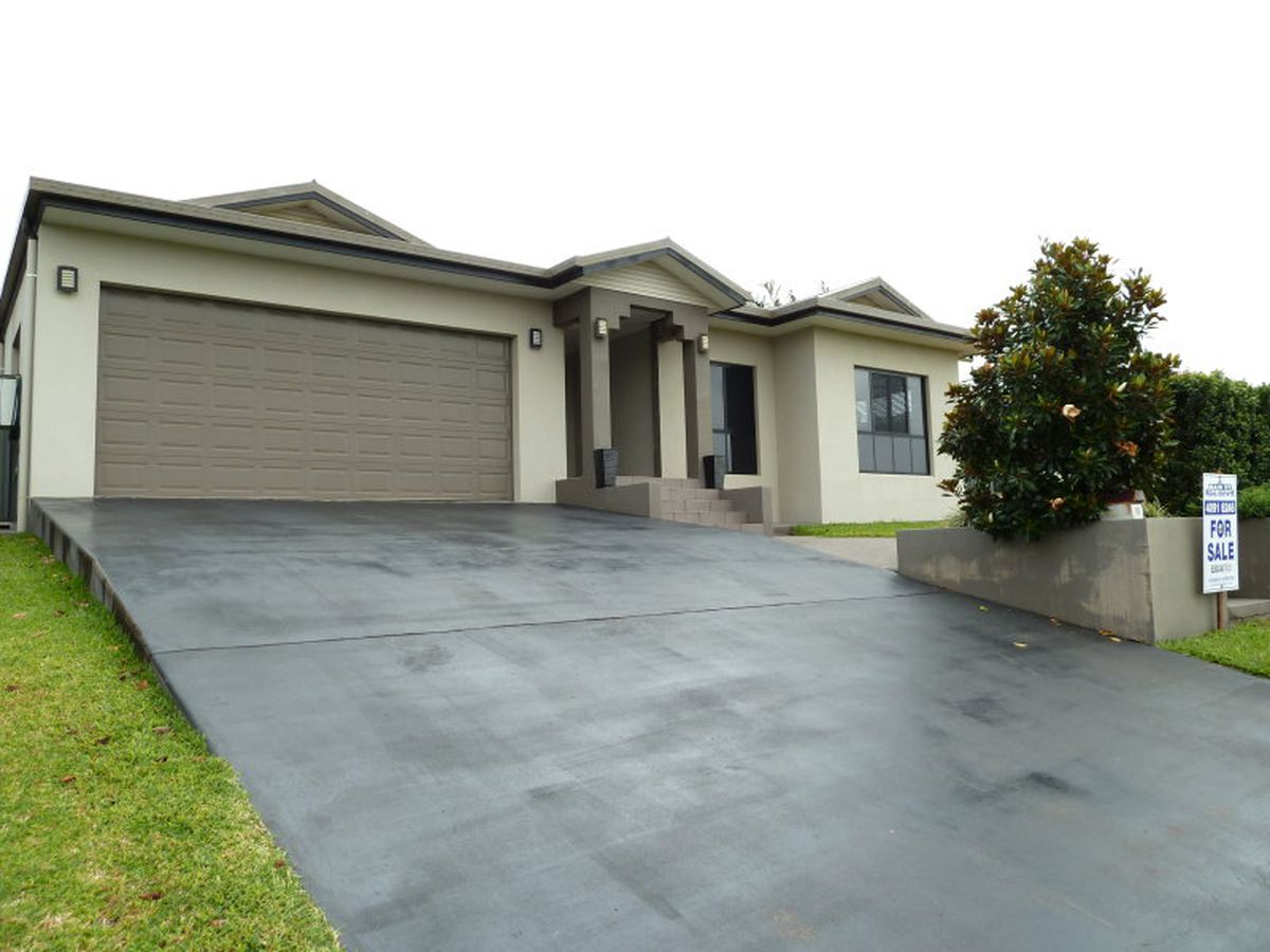 12 Countryview Drive, Atherton