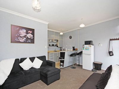 flat 3 / 72 Queen Street West, Levin