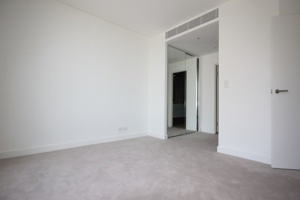 28 Peninsula Drive, Breakfast Point