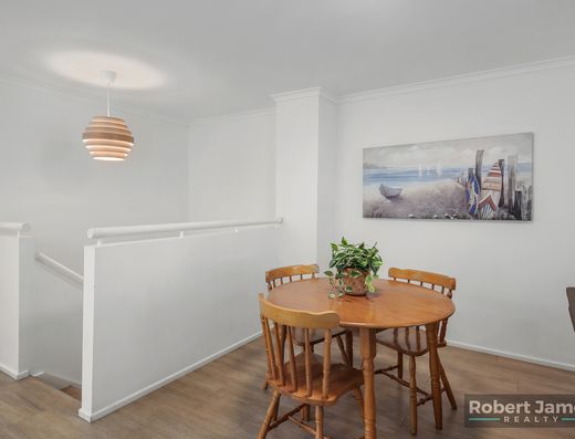  DUAL KEY APARTMENT - PREMIUM POSITION - WATER ASPECT OF LAKE DOONELLA   image 9