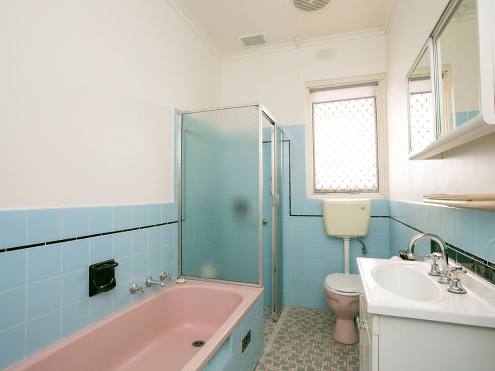 9 / 2 First Avenue, Glenelg East