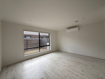 33 Brentham Crescent, Werribee