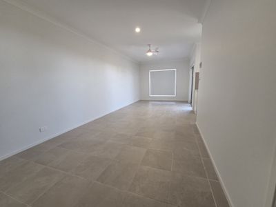 2/243 Settlers Boulevard, Chisholm