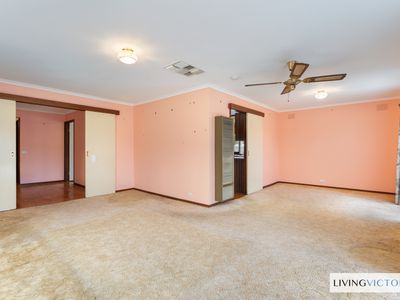 8 Wimmera Court, Werribee
