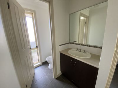 32 Kerford Crescent, Point Cook