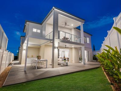 2 Primrose Parade, Wynnum West