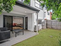 1 / 19 Eminence Lane, Bridgeman Downs
