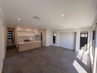 101 Sixteenth Avenue, Austral