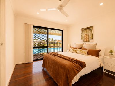 11 Ensenada Ct, Broadbeach Waters