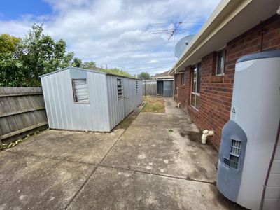 2 / 64 Songlark Crescent , Werribee