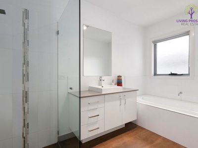 3 / 12 La Rochelle Boulevard, Point Cook
