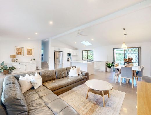A Hidden Tewantin Gem with Space to Inspire image 8