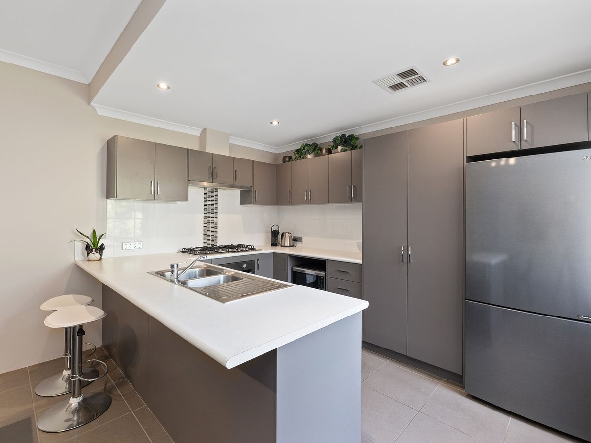 7 / 22 Whittaker Turn, Piara Waters