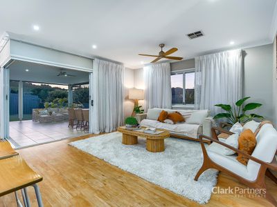 2 Lefroy Court, Warner