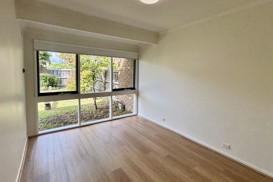 1 / 10 Templewood Crescent, Avondale Heights