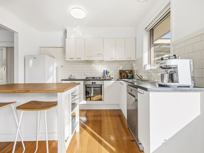 8 Fidge Crescent, Breakwater
