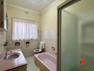 22 Lake Street, Avondale Heights