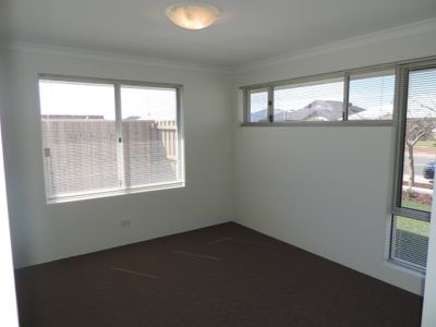 302 Peelwood Parade, Halls Head